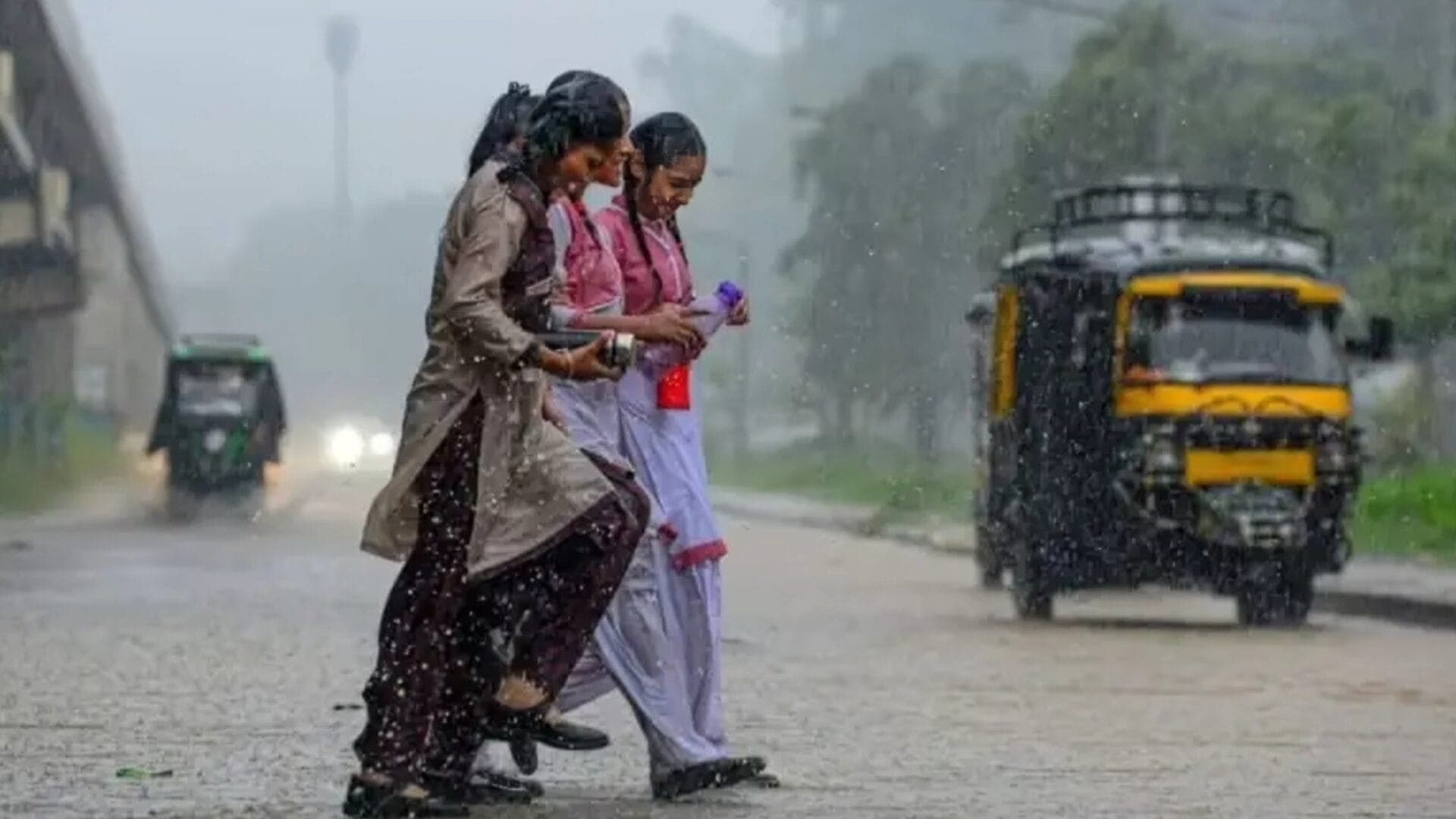 Weather Update: जानिए कैसे रहेगा दिल्ली और यूपी में मौसम का मिज़ाज