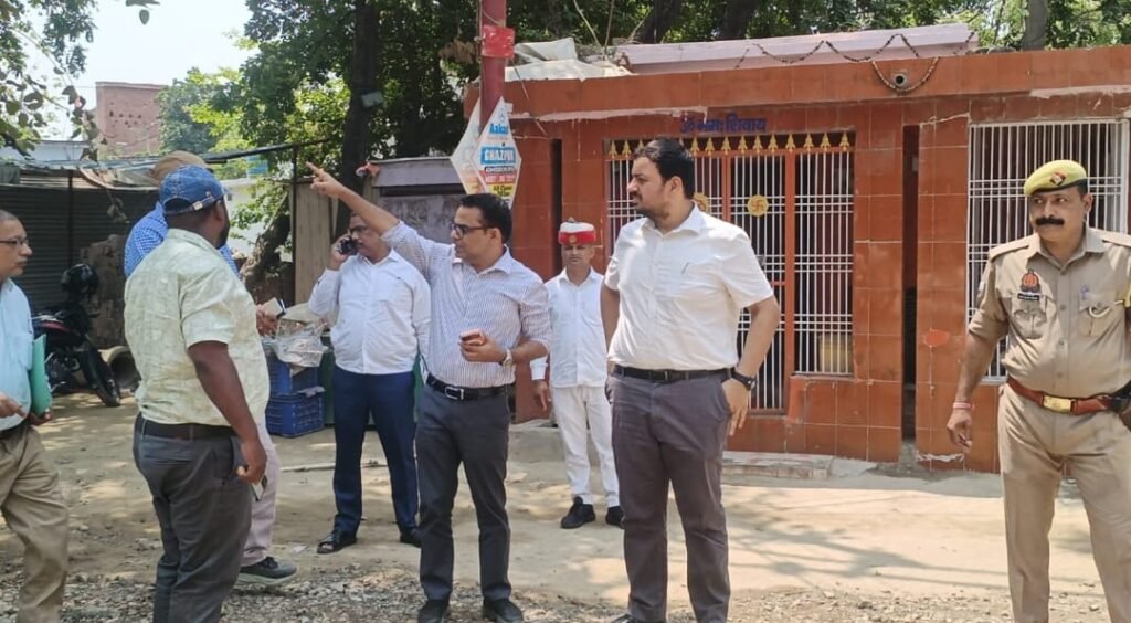 Ghazipur News: डीएम ने शहर की सड़कों का किया निरीक्षण, 31 मई तक कार्य पूर्ण करने के निर्देश